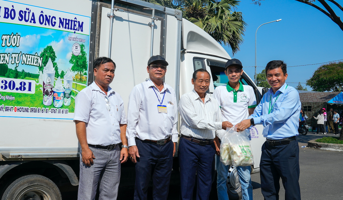 Bà Rịa - Vũng Tàu: Nông dân Nguyễn Văn Nhiệm tặng 2.200 bịch sữa chua cho tân binh và bộ đội tại địa phương - Ảnh 3.