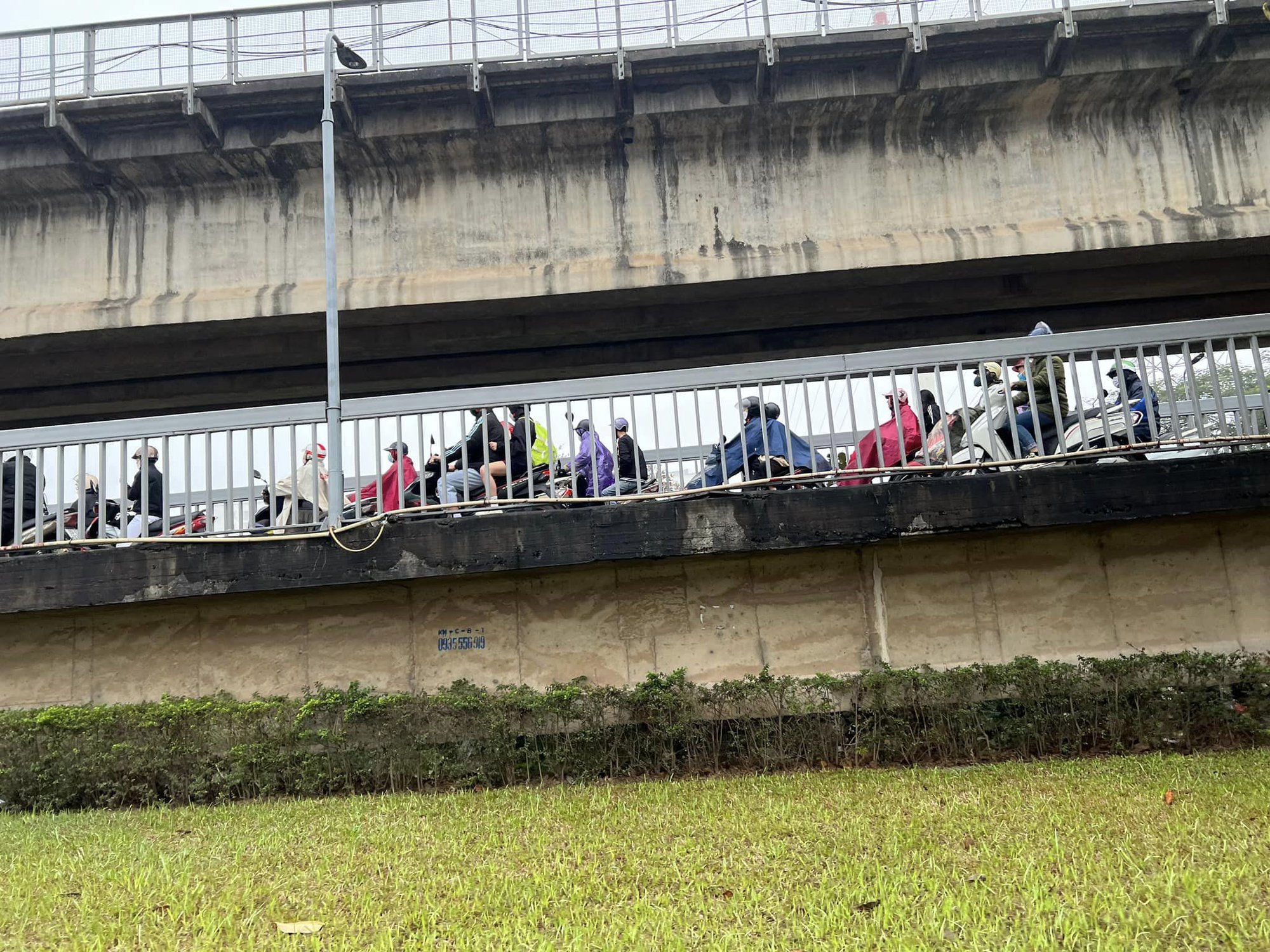 Hà Nội: Cháy bãi phế liệu, ngọn lửa bao trùm một góc cầu Thăng Long - Ảnh 3.