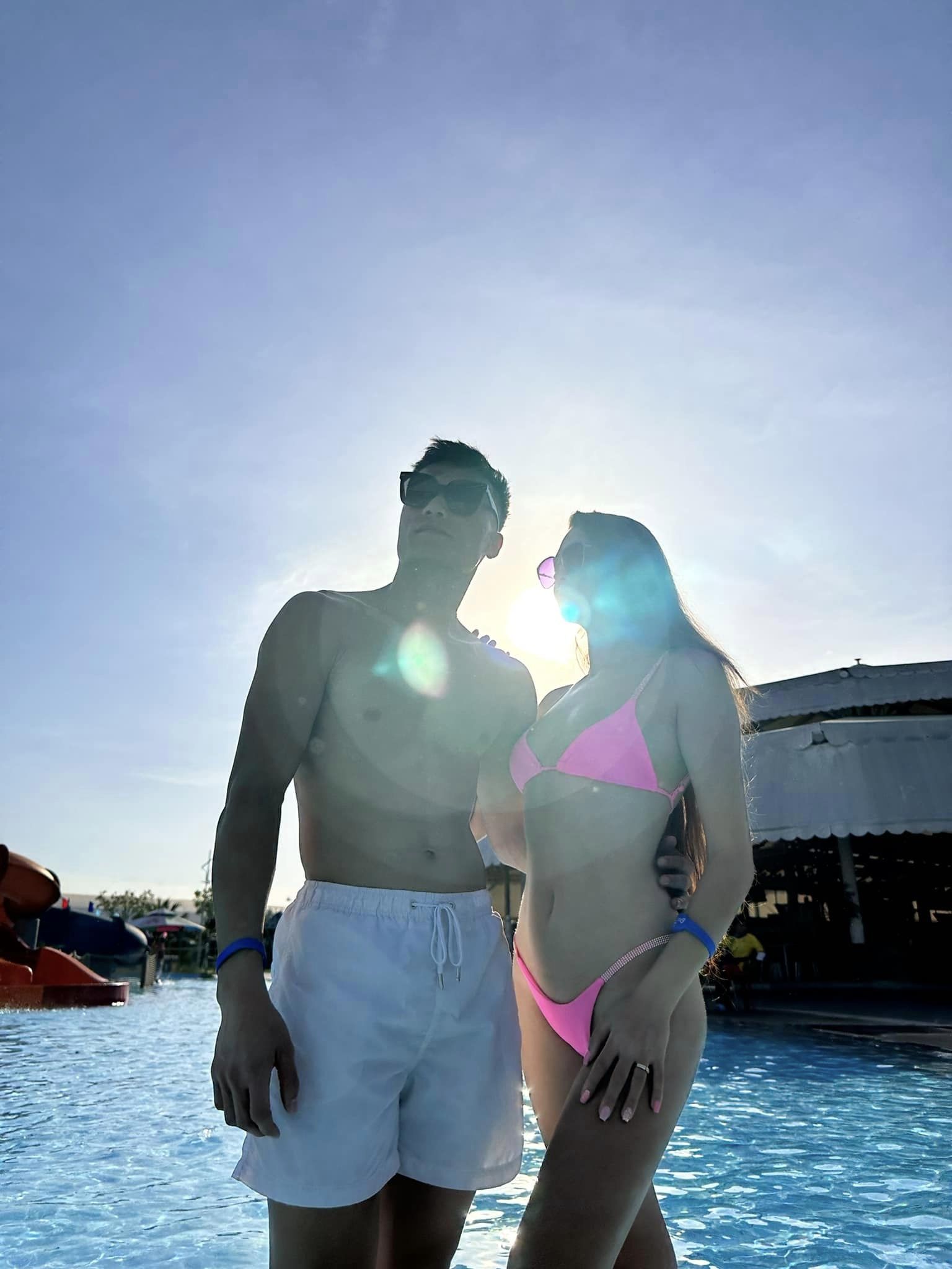 Vợ Tây của Bùi Tiến Dũng khoe dáng sexy khiến chị em... mê mẩn - Ảnh 7.