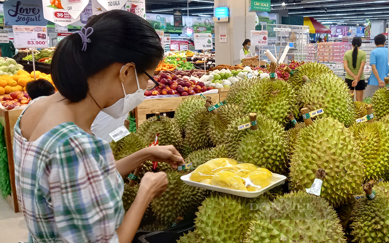 Nhiều người tiêu dùng ở TP.HCM thích ăn sầu riêng tươi ngon từ trong nước. Ảnh: Nguyên Vỹ