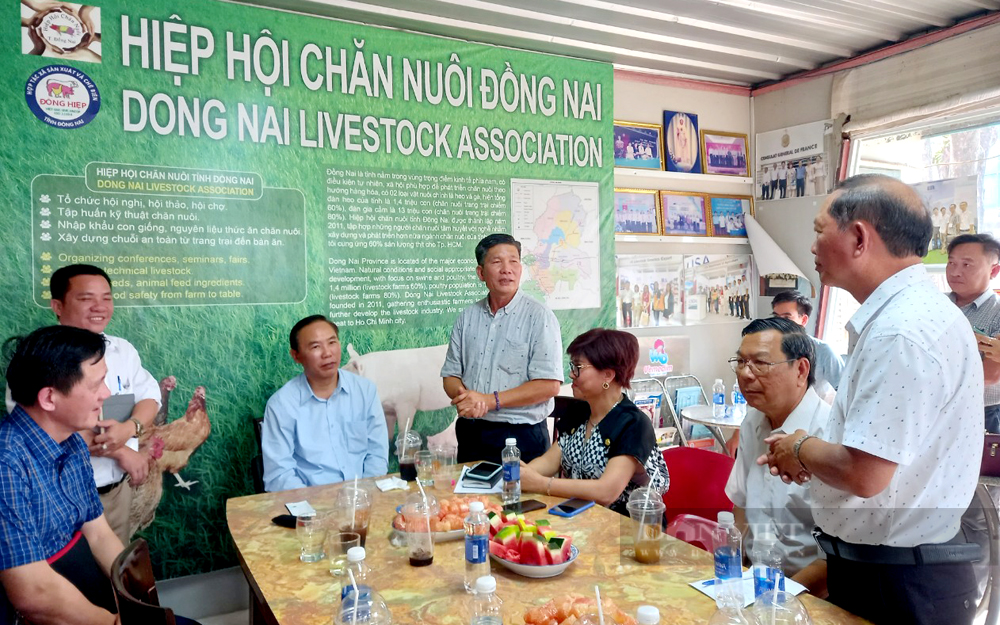 Đoàn công tác Bộ NNPTNT với Hiệp hội chăn nuôi Đồng Nai. Ảnh: Nguyên Vỹ