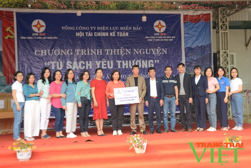 Trao "Tủ sách yêu thương" đến học sinh vùng khó Tủa Chùa - Ảnh 1. Trao "Tủ sách yêu thương" đến học sinh vùng khó Tủa Chùa - Ảnh 1.
