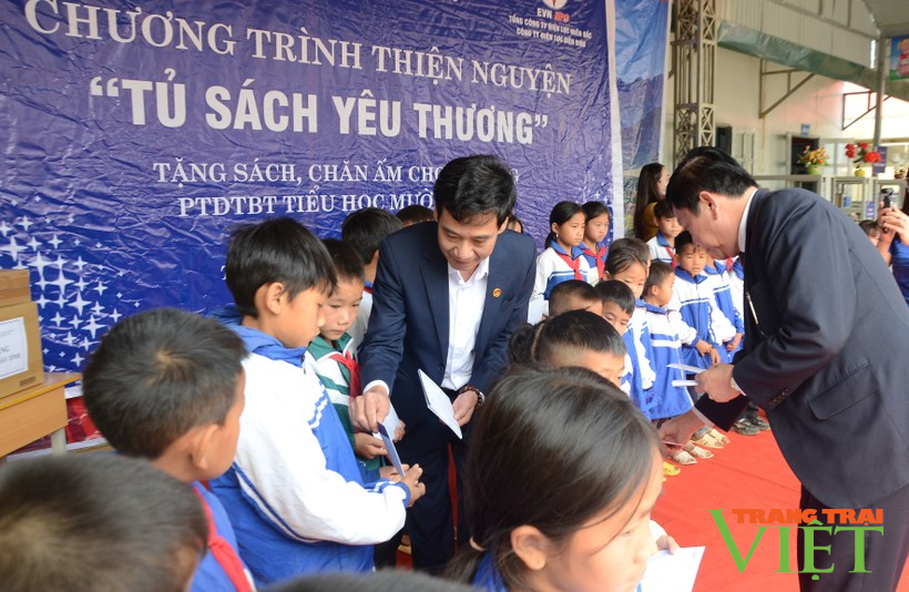 Trao "Tủ sách yêu thương" đến học sinh vùng khó Tủa Chùa - Ảnh 2. Trao "Tủ sách yêu thương" đến học sinh vùng khó Tủa Chùa - Ảnh 2.