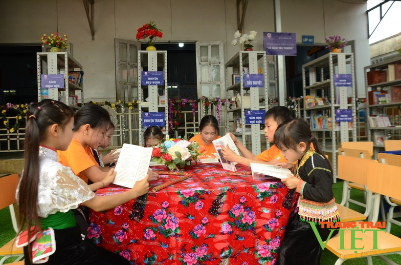 Trao "Tủ sách yêu thương" đến học sinh vùng khó Tủa Chùa - Ảnh 3. Trao "Tủ sách yêu thương" đến học sinh vùng khó Tủa Chùa - Ảnh 3.