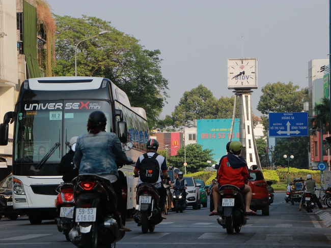 Nhiều xe ngang nhiên đi ngược chiều tại vòng xoay Điện Biên Phủ - Ảnh 1.