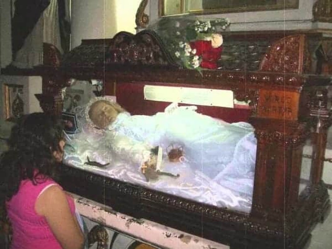 Kỳ bí xác ướp thánh nữ bất ngờ “mở mắt” khi du khách ghé thăm - Ảnh 9.