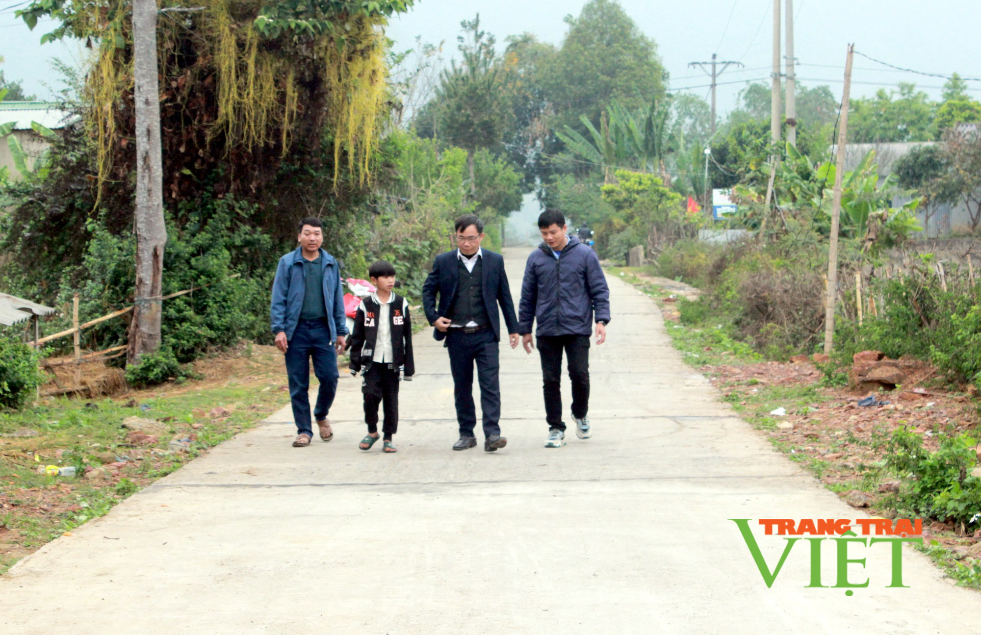 Người dân xã Trung Đồng góp sức, hiến đất làm đường giao thông - Ảnh 2. Người dân xã Trung Đồng góp sức, hiến đất làm đường giao thông - Ảnh 2.