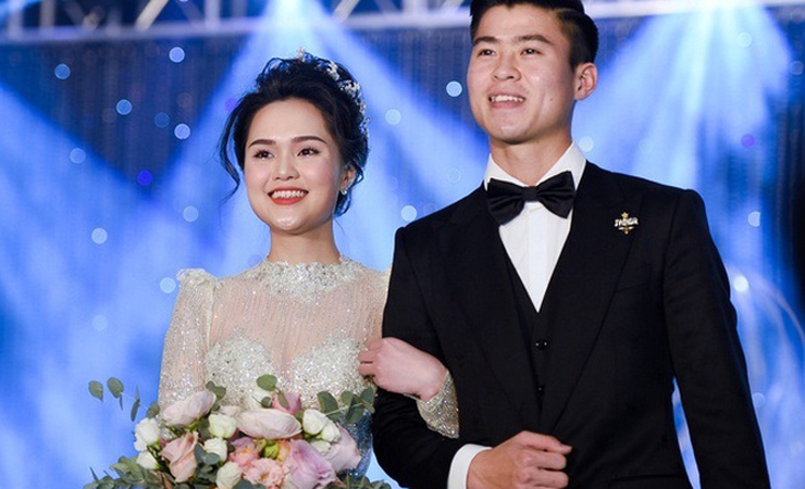Trung vệ Đỗ Duy Mạnh bất ngờ &quot;đi đường quyền&quot; với vợ xinh - Ảnh 1.