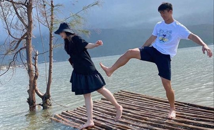 Trung vệ Đỗ Duy Mạnh bất ngờ &quot;đi đường quyền&quot; với vợ xinh - Ảnh 2.
