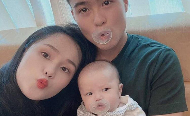 Trung vệ Đỗ Duy Mạnh bất ngờ &quot;đi đường quyền&quot; với vợ xinh - Ảnh 3.