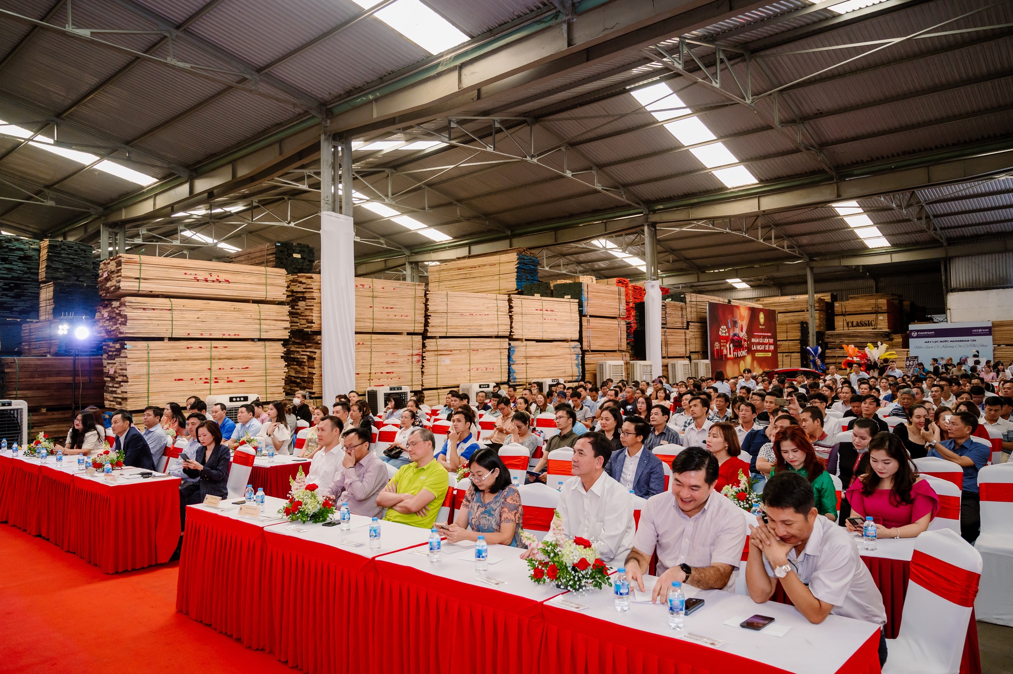 Thị trường gặp khó khăn, doanh nghiệp gỗ ở Bình Dương tổ chức bốc thăm “xế xịn” để kích cầu - Ảnh 1.