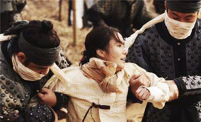 Giải mã hủ tục tuẫn táng theo hoàng đế: Phi tần, cung nữ bị chôn sau khi chết hay &quot;xuống mồ&quot; ngay khi con sống? - Ảnh 2.
