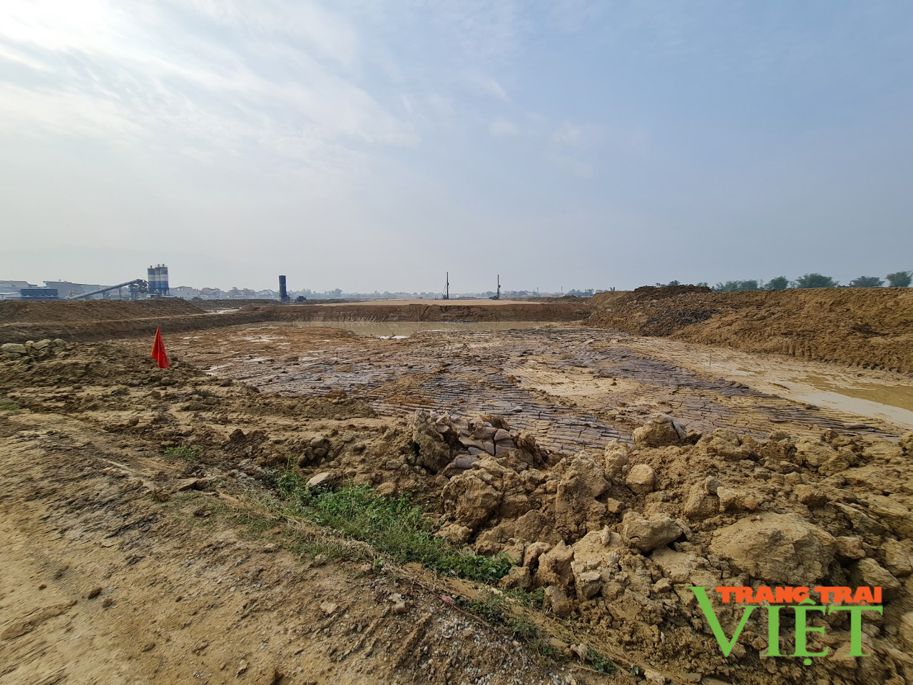 Dự án Nâng cấp, mở rộng Cảng Hàng không Điện Biên: Thiếu vật liệu thi công đường cất hạ cánh, đường lăn, sân đỗ - Ảnh 2. Dự án Nâng cấp, mở rộng Cảng Hàng không Điện Biên: Thiếu vật liệu thi công đường cất hạ cánh, đường lăn, sân đỗ - Ảnh 2.