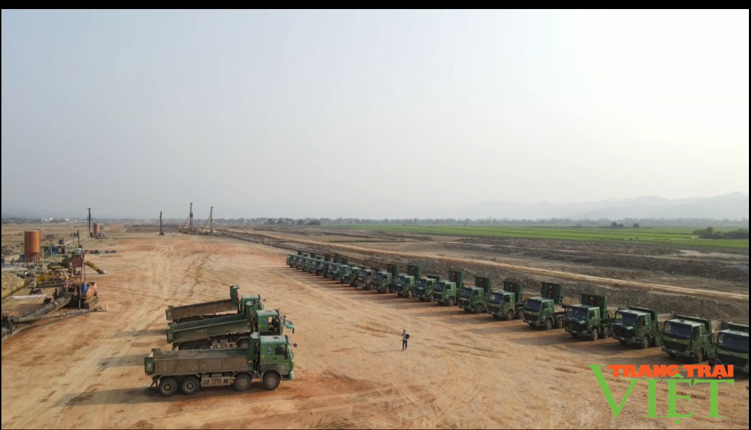 Dự án Nâng cấp, mở rộng Cảng Hàng không Điện Biên: Thiếu vật liệu thi công đường cất hạ cánh, đường lăn, sân đỗ - Ảnh 4. Dự án Nâng cấp, mở rộng Cảng Hàng không Điện Biên: Thiếu vật liệu thi công đường cất hạ cánh, đường lăn, sân đỗ - Ảnh 4.