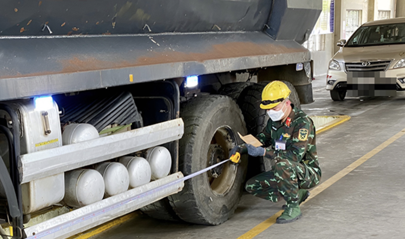 4 kiểm định viên của Tổng cục Kỹ thuật Bộ Quốc phòng bắt đầu hỗ trợ công tác đăng kiểm ở Đồng Nai - Ảnh 1.