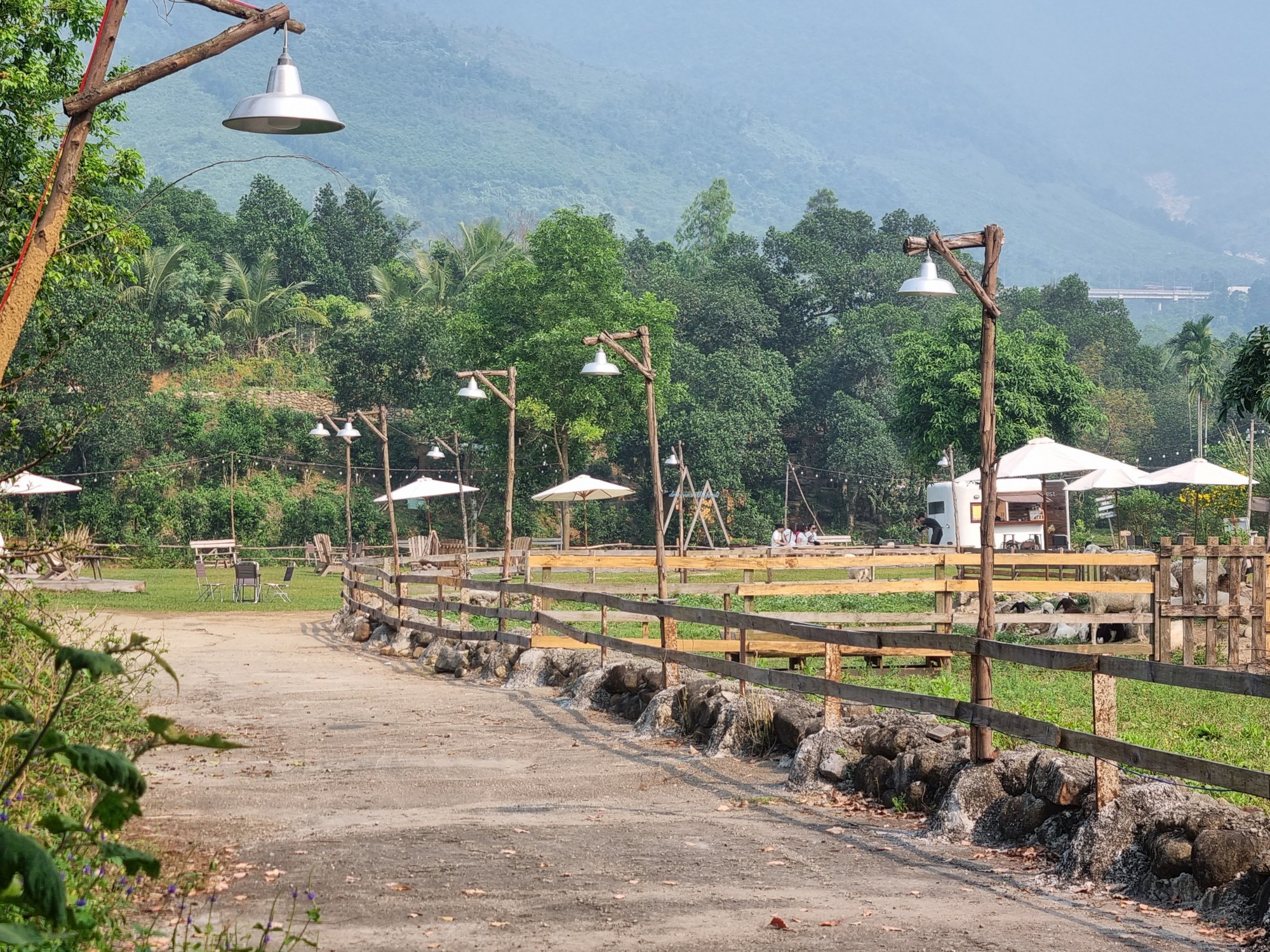 Thu phí 100.000 đồng/người, khu du lịch tự phát bị đình chỉ hoạt động - Ảnh 1.