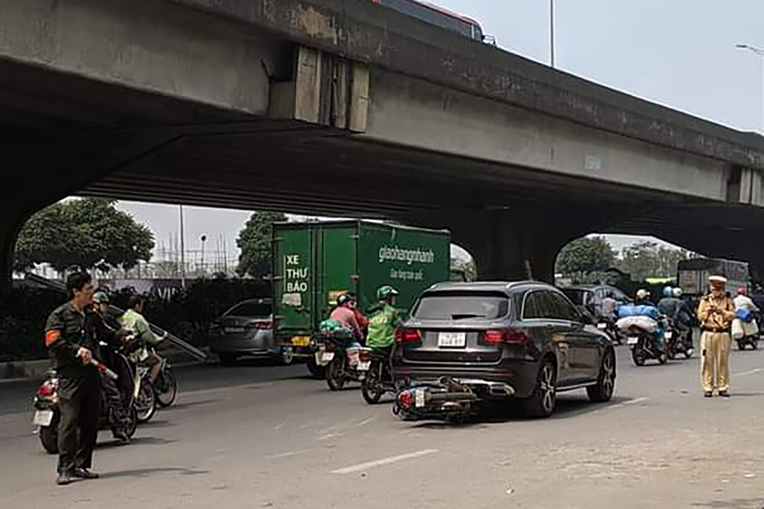 Đỗ xe giữa lòng đường ở Kim Văn Kim Lũ, đêm về ngủ liệu có ngon? - Ảnh 1.