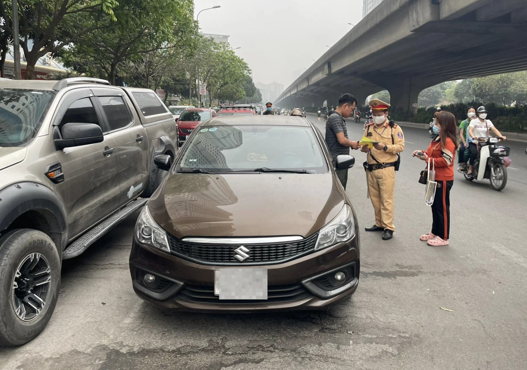 Đỗ xe giữa lòng đường ở Kim Văn Kim Lũ, đêm về ngủ liệu có ngon? - Ảnh 3.
