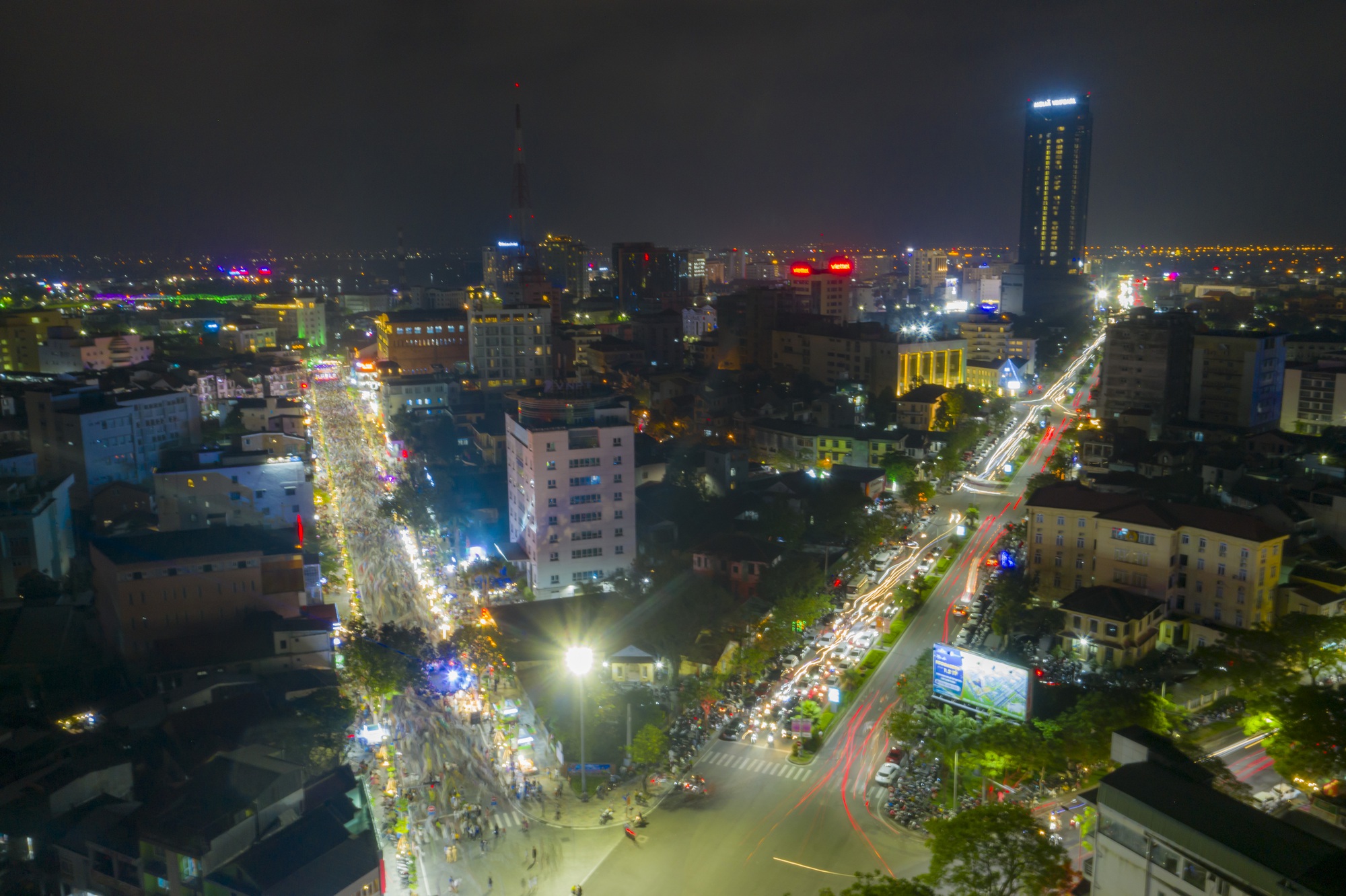 Huế: Hàng nghìn người chen chân khám phá phố đi bộ gần 100 tỷ đồng trong đêm khai trương  - Ảnh 7.