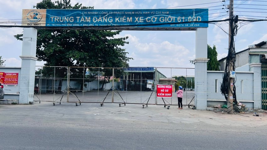 Nhiều người trong trung tâm đăng kiểm xe cơ giới 61-09D bị công an đưa lên xe - Ảnh 1.