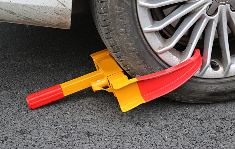 Bảo vệ chung cư, khu đô thị có được phép khóa bánh xe ôtô? - Ảnh 1.
