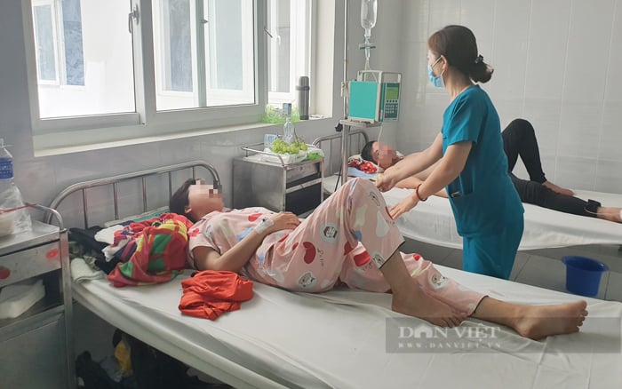 Bác sĩ điều trị bệnh nhân bị bệnh sốt xuất huyết tại một Trung tâm Y tế ở Bình Dương. Ảnh: T.L
