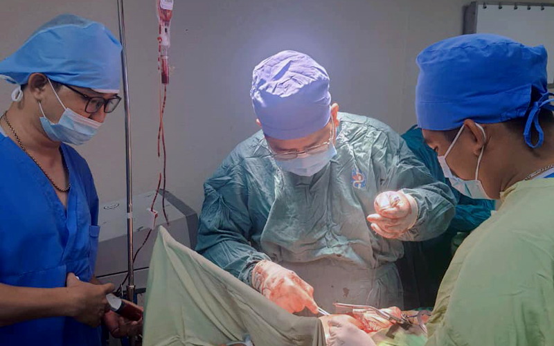 Y bác sĩ tham gia một ca mổ tại Bệnh viện đa khoa tỉnh Bình Dương. Ảnh: BVĐKBD
