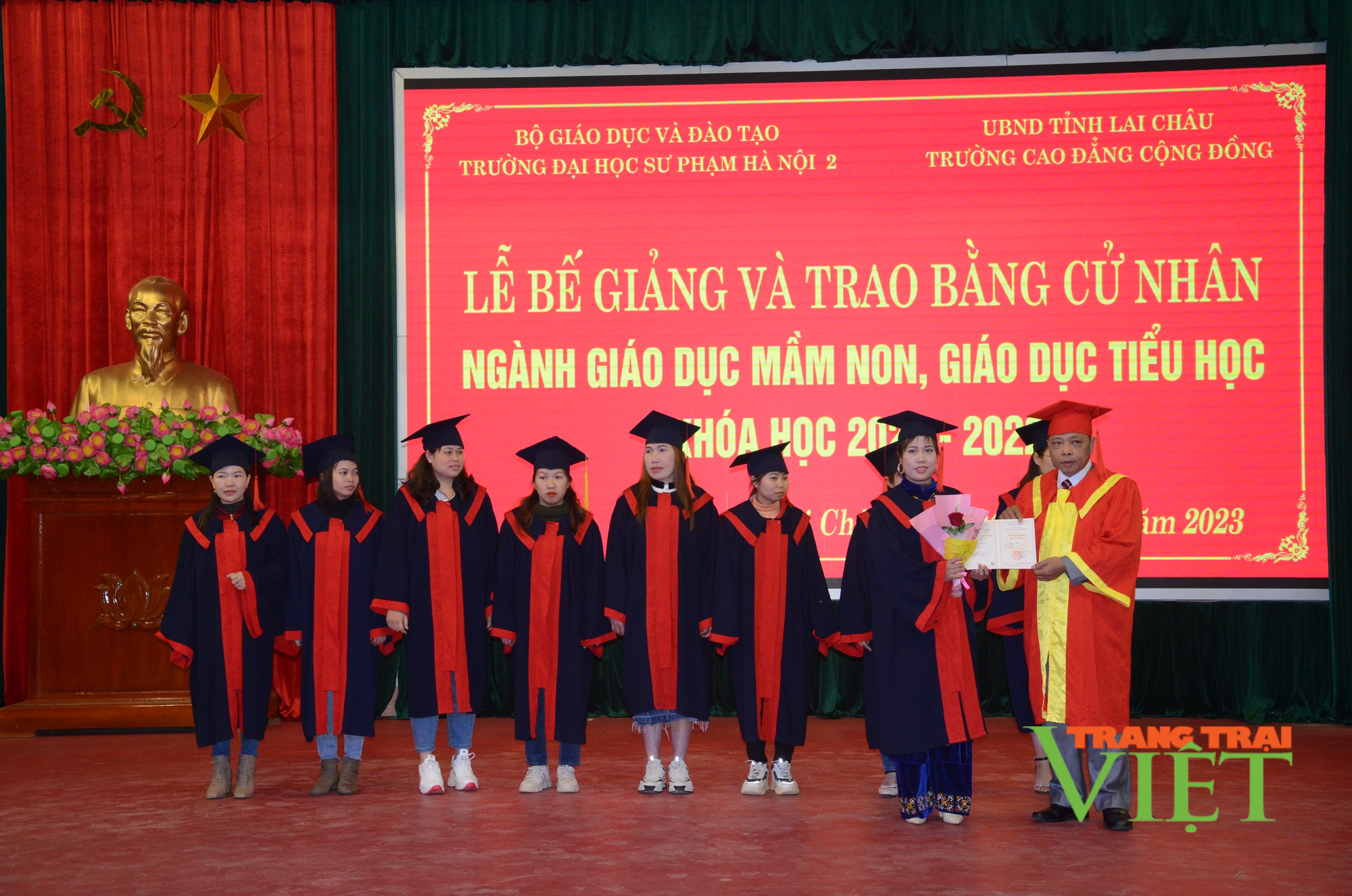 Lai Châu: Trao bằng cử nhân cho 202 giáo viên mầm non, tiểu học - Ảnh 1. Lai Châu: Trao bằng cử nhân cho 202 giáo viên mầm non, tiểu học - Ảnh 1.