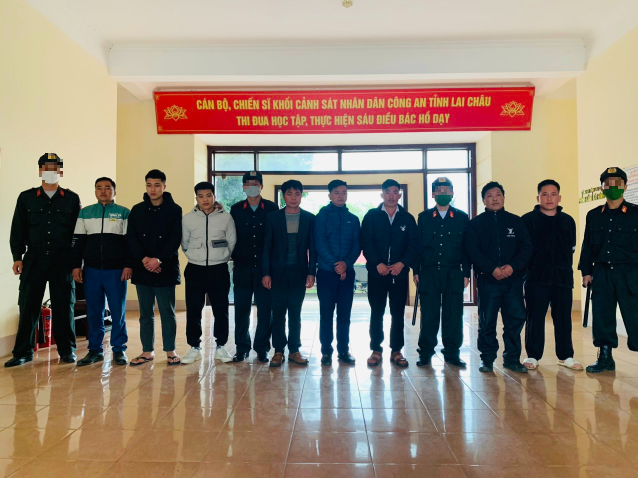 Lai Châu: Triệt phá sới bạc xóc đĩa, bắt giữ 15 đối tượng - Ảnh 1.