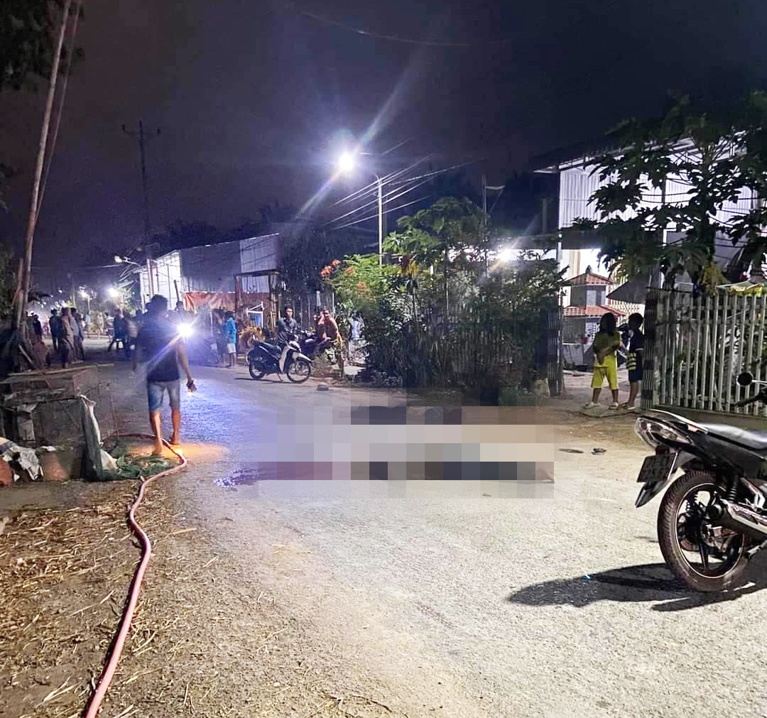 Xe máy bất ngờ va chạm với sợi dây căng ngang đường, 2 người tử vong tại chỗ - Ảnh 1.