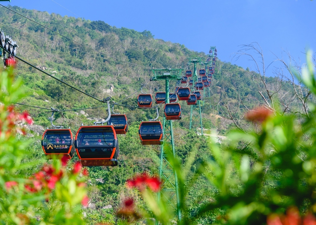 Hàng ngàn ngọn nến thắp sáng đỉnh núi Bà Đen đêm hoa đăng mừng Quán Thế Âm Bồ Tát đản sinh - Ảnh 3.