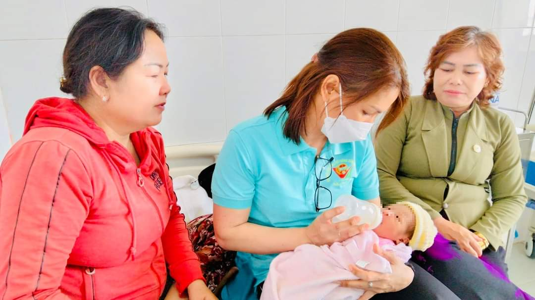 Long An: Phát hiện bé gái sơ sinh còn dây rốn bị bỏ rơi bên lề đường  - Ảnh 2.