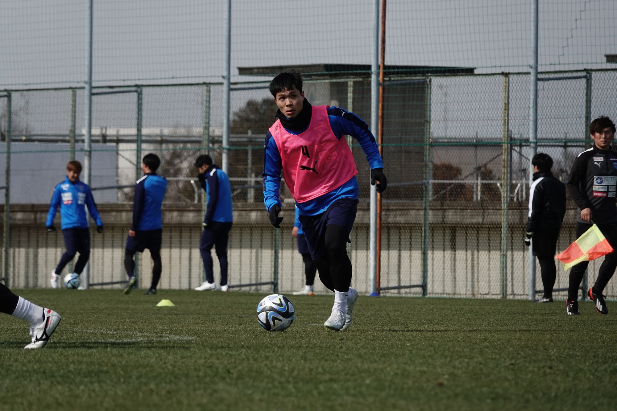 Bị HLV Yokohama FC &quot;bỏ rơi&quot;, Công Phượng phản ứng ra sao? - Ảnh 2.