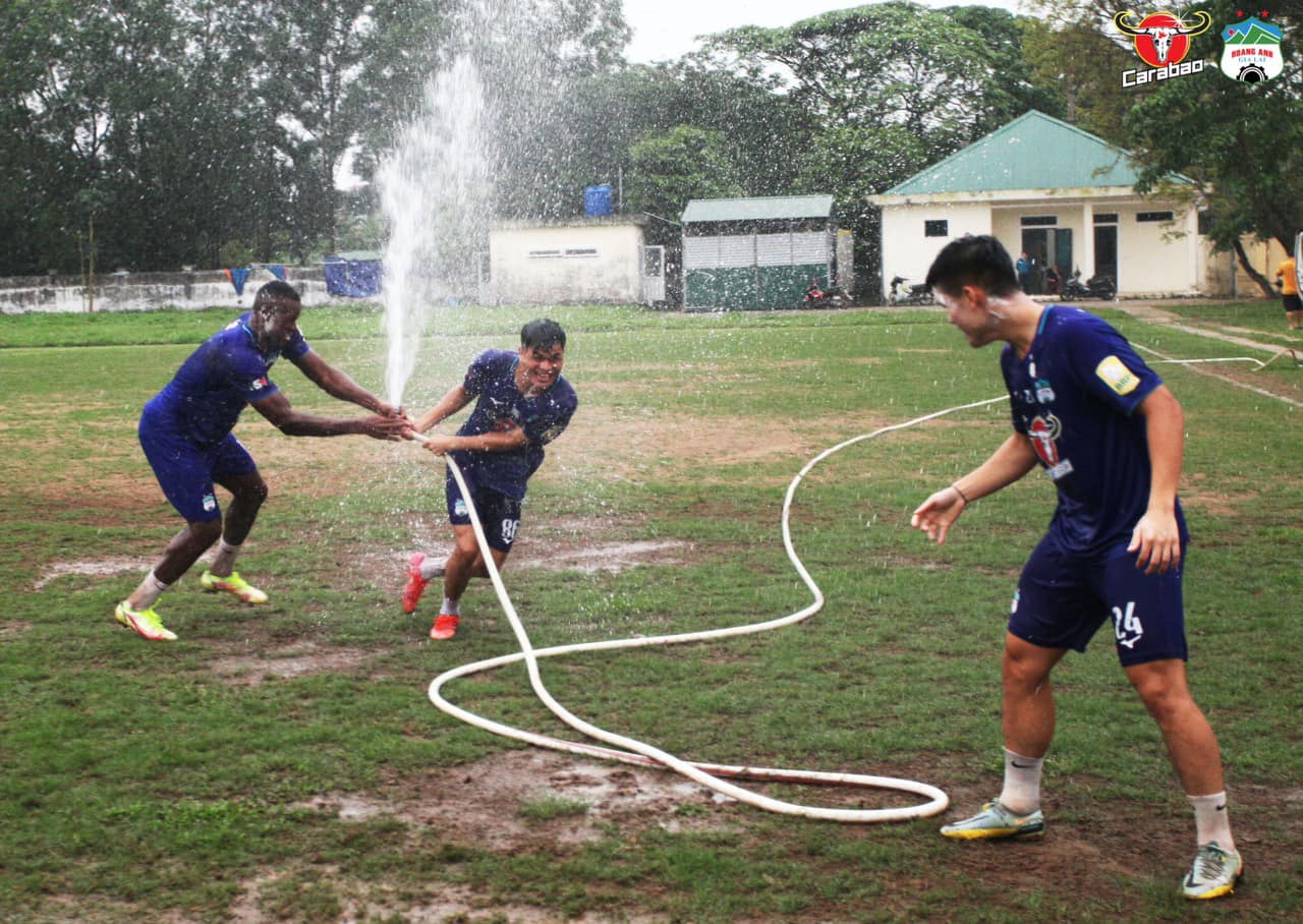 Tập tại Vinh, HLV Kiatisak cho học trò... &quot;lĩnh đủ&quot; - Ảnh 4.