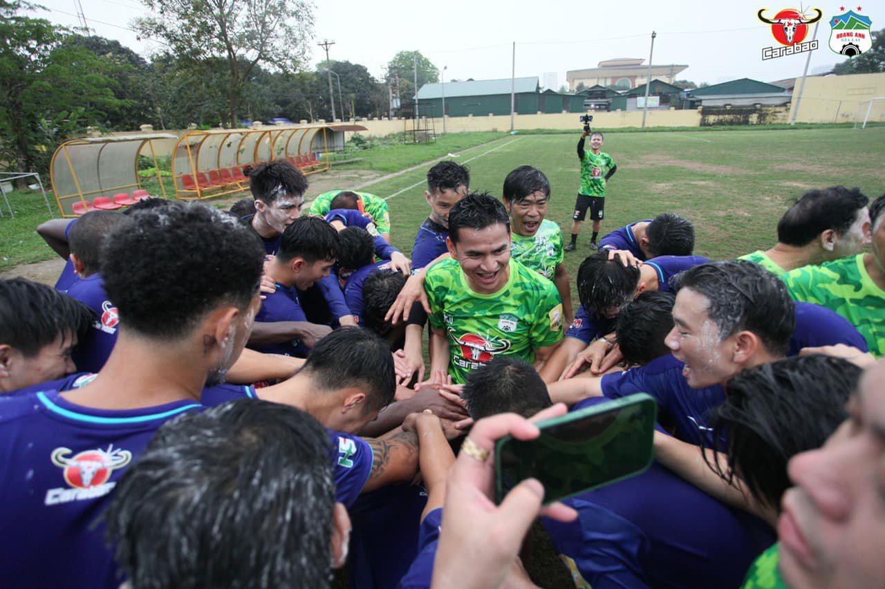Tập tại Vinh, HLV Kiatisak cho học trò... &quot;lĩnh đủ&quot; - Ảnh 11.