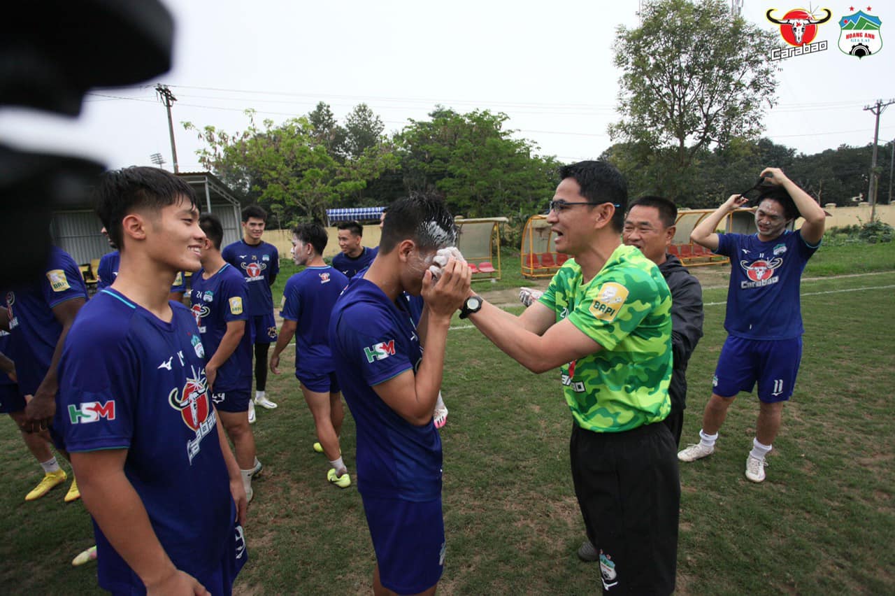 Tập tại Vinh, HLV Kiatisak cho học trò... &quot;lĩnh đủ&quot; - Ảnh 8.