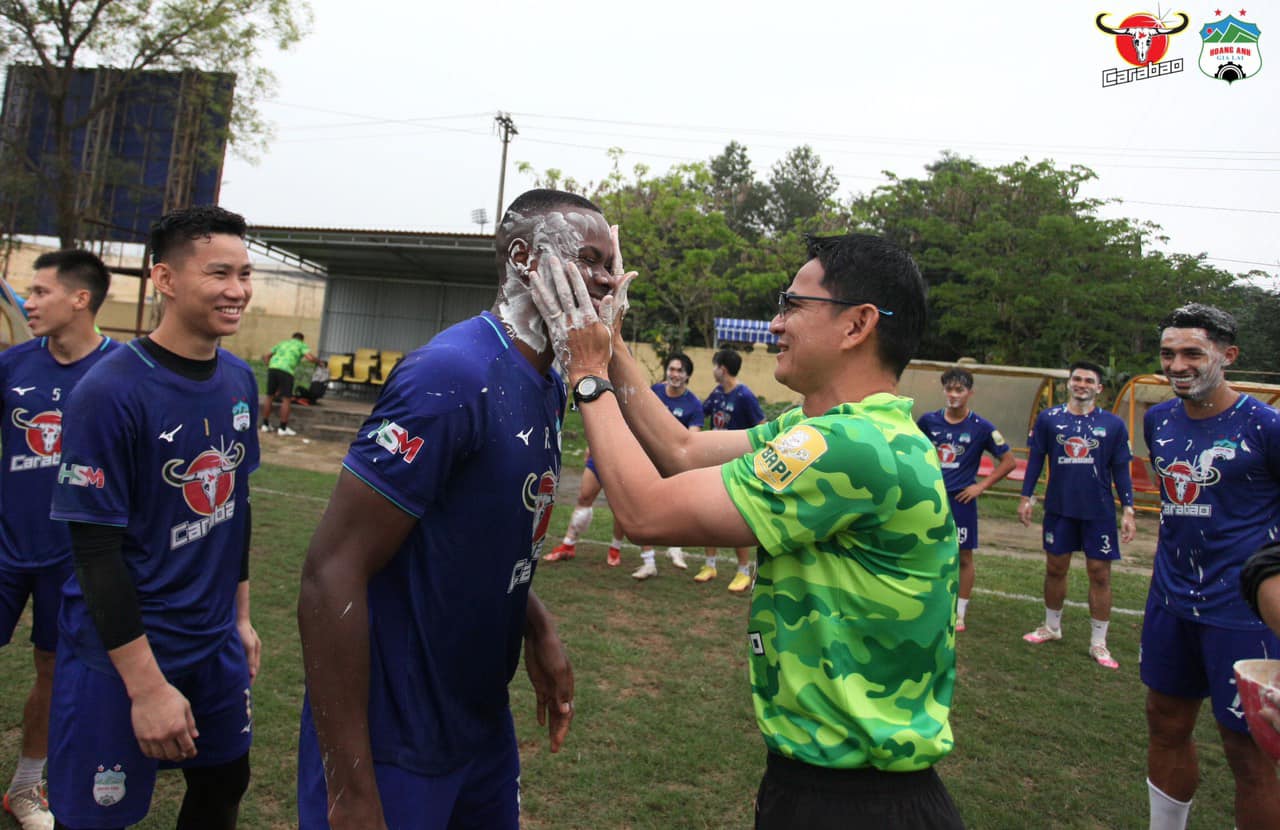 Tập tại Vinh, HLV Kiatisak cho học trò... &quot;lĩnh đủ&quot; - Ảnh 7.