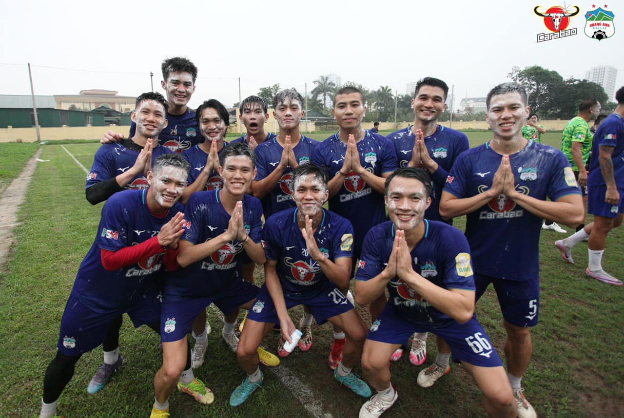 Tập tại Vinh, HLV Kiatisak cho học trò... &quot;lĩnh đủ&quot; - Ảnh 13.