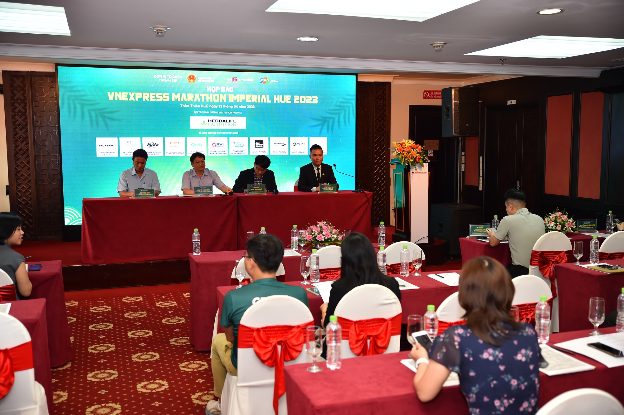 Hơn 10.000 người tham gia giải chạy tại Huế được miễn phí tham quan di tích - Ảnh 1.