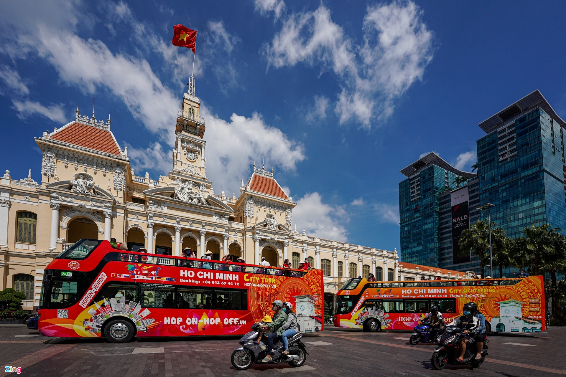 Nhiều khách chọn tour nội đô TP.HCM dịp 30/4 - Ảnh 2.