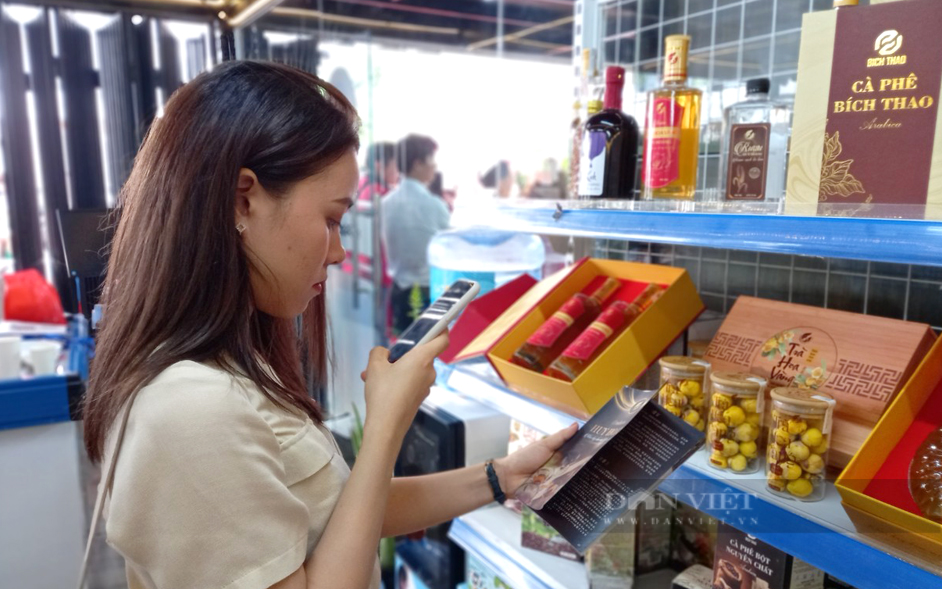 Khách hàng tham quang gian trưng bày và tìm hiểu sản phẩm OCOP. Ảnh: Nguyên Vỹ