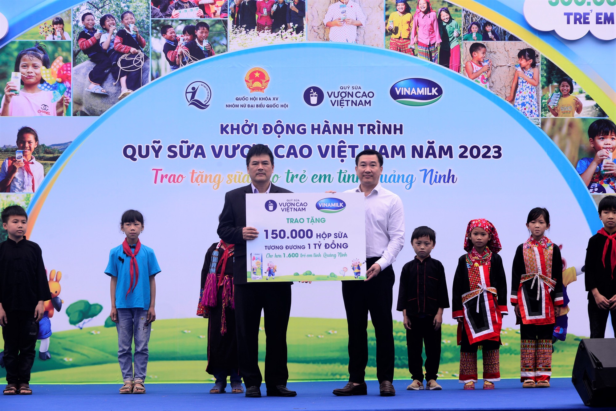 Vinamilk và Quỹ sữa Vươn cao Việt Nam khởi động hành trình năm thứ 16 tại Quảng Ninh - Ảnh 2.