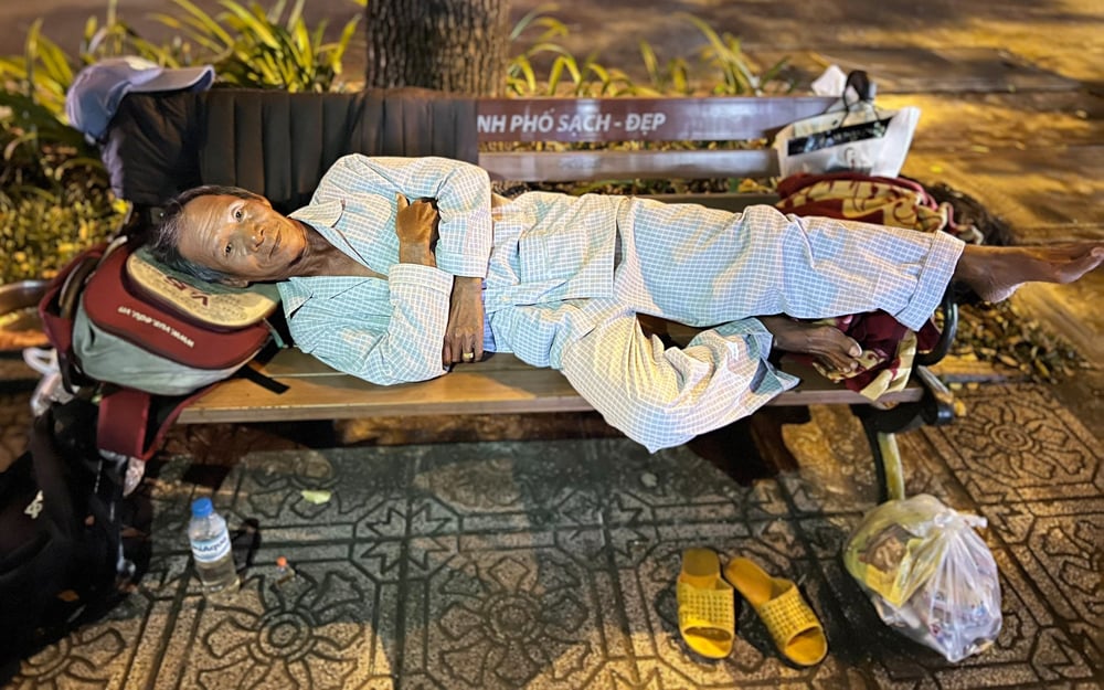 Ông Nguyễn Văn Đáng chọn ghế đá trước mặt là nhà thờ Tân Chí Linh (quận Tân Bình) làm nơi ngã lưng mỗi đêm. Ảnh: NVCC