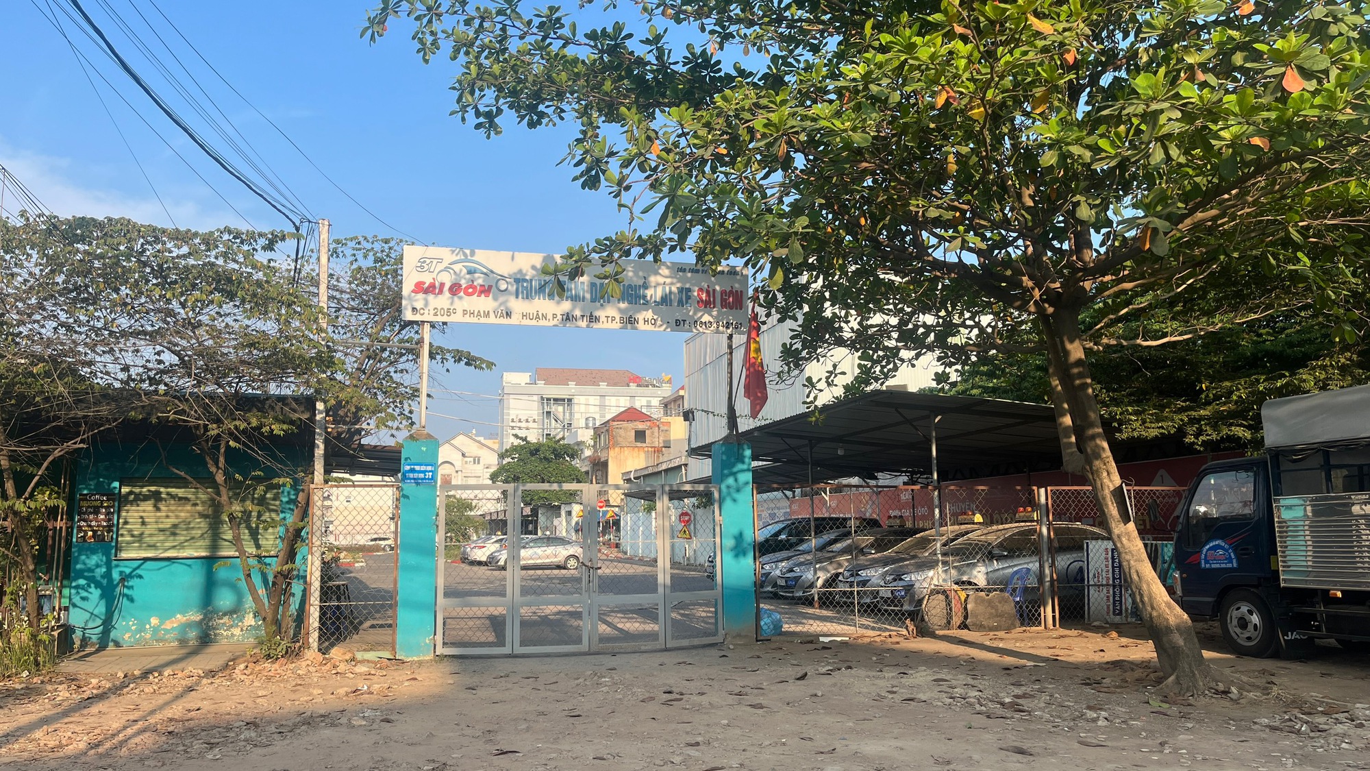 Khám xét Trung tâm dạy nghề lái xe Sài Gòn: 1 nhân viên trung tâm là bị can vụ bắt đăng kiểm đầu năm 2023 - Ảnh 1.