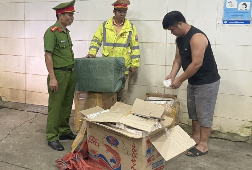 TT-Huế: CSGT phát hiện 10 thùng giấy và 3 bao tải chứa hàng lậu trên xe khách  - Ảnh 1.