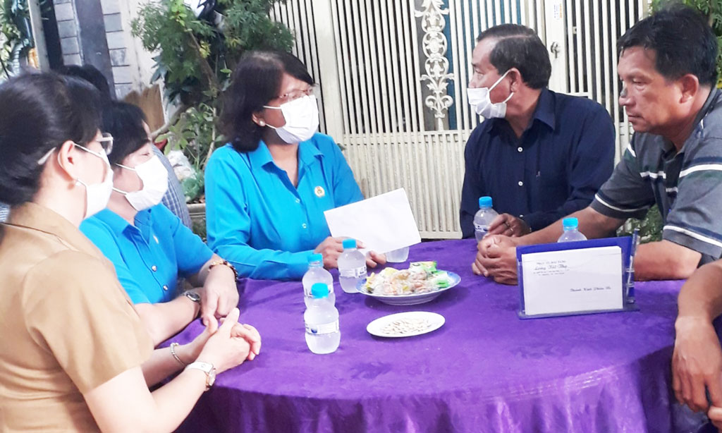 Thiếu tá CSGT hy sinh chặn bắt ma túy: Liên đoàn lao động Long An thăm viếng 2 công nhân tử vong  - Ảnh 1.