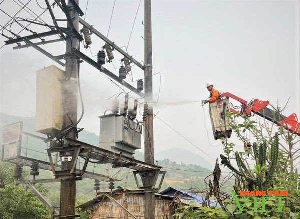 Điện lực Tủa Chùa hoàn thành công tác rửa sứ hotline năm 2023 - Ảnh 1. Điện lực Tủa Chùa hoàn thành công tác rửa sứ hotline năm 2023 - Ảnh 1.