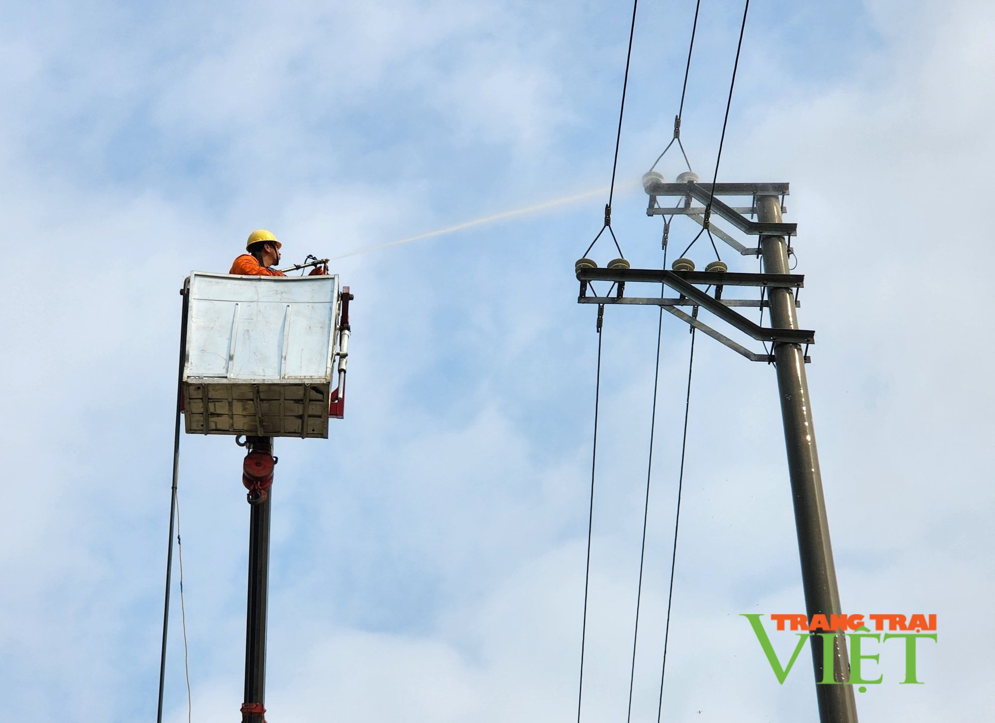 Điện lực Tủa Chùa hoàn thành công tác rửa sứ hotline năm 2023 - Ảnh 2. Điện lực Tủa Chùa hoàn thành công tác rửa sứ hotline năm 2023 - Ảnh 2.