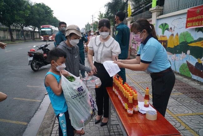 Phiên chợ nghĩa tình 0 đồng trong dịp nghỉ lễ 30-4 - Ảnh 2.