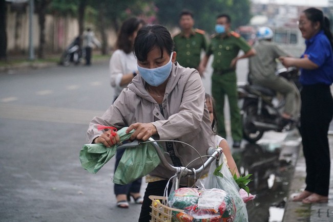 Phiên chợ nghĩa tình 0 đồng trong dịp nghỉ lễ 30-4 - Ảnh 3.